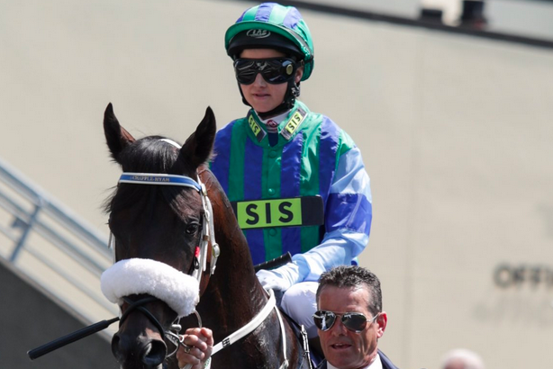 Winx wins Cox Plate for third straight year Winx wins Cox Plate for third straight year